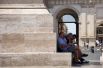 Отдыхающие прячутся в тени от жары на площади Пьяцца-дель-Пополо в Риме