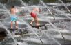 Жители Гамбурга в фонтане Плантен-ун-Бломен в жаркий день