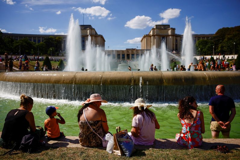 Отдыхающие у фонтана на площади Трокадеро в Париже