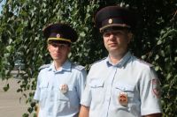 Справа майор полиции Сергей Аверьянов, слева старший лейтенант полиции Антон Ходжимирзаев