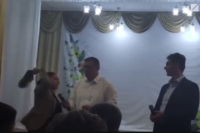 Женщина запустила ботинком в мэра Углегорского района. Свидетелем стал глава Сахалина.