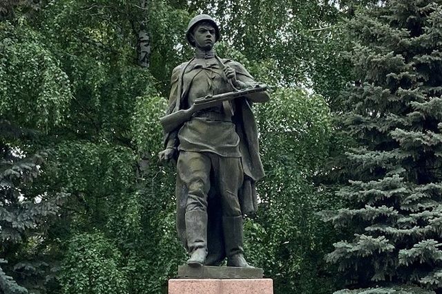Памятник Александру Матросову в парке имени Ленина в Уфе.