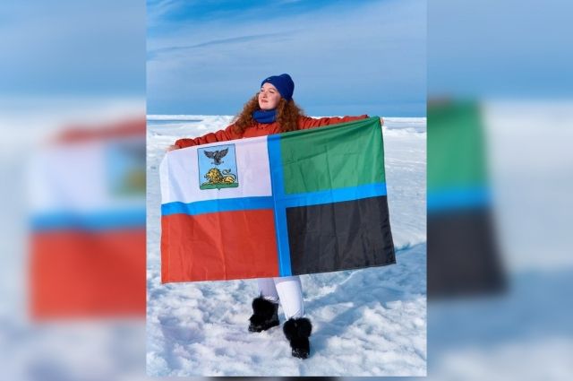 Полина с флагом Белгородской области в Арктике.