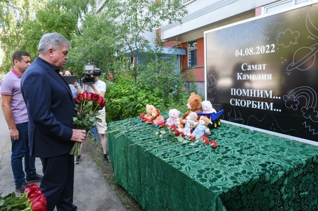 Наиль Магдеев у мемориала погибшим детям. 