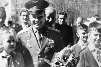 Юрий Гагарин во время встречи с учениками одной из киевских школ, 1966 год.