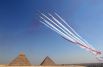 Самолёты выполняют фигуры высшего пилотажа над египетскими пирамидами в Гизе во время авиашоу Pyramids AirShow 2022.