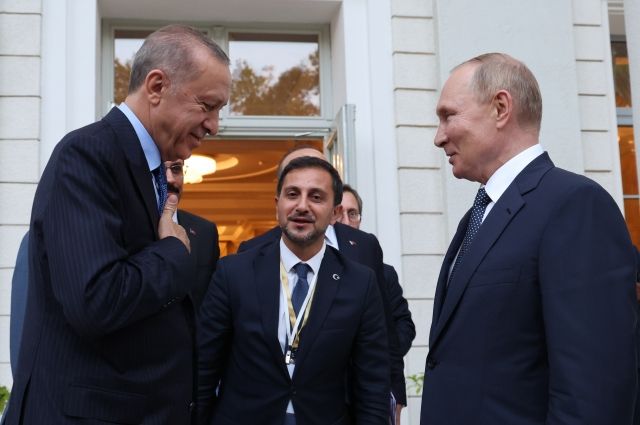 Президент РФ Владимир Путин и президент Турции Реджеп Тайип Эрдоган после завершения встречи в Сочи.