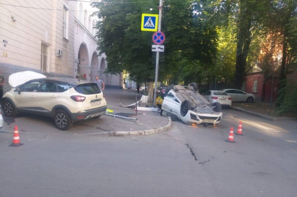 Машина такси перевернулась в центре Ростова, пассажирка пострадала