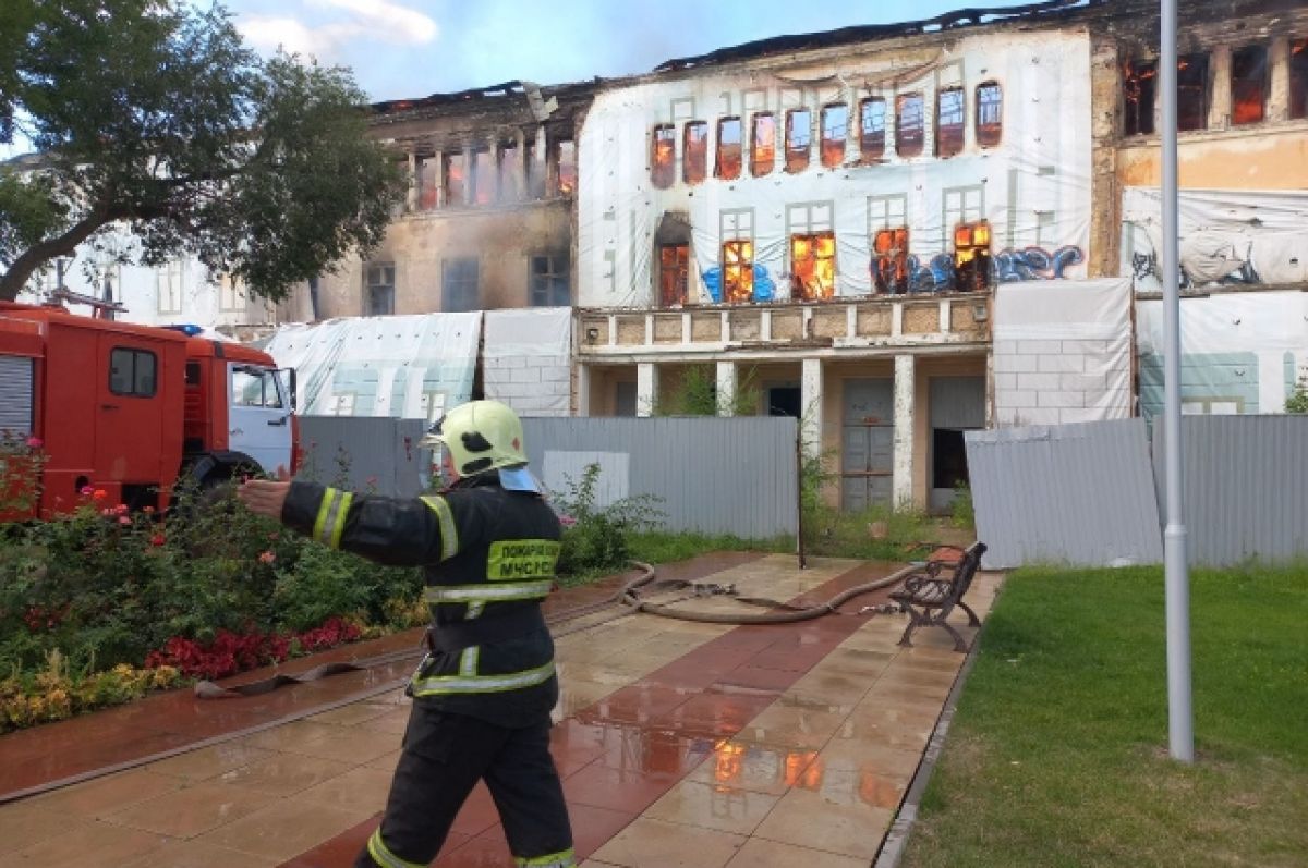 В Энгельсе сгорело здание бывшего Дома офицеров | АиФ Саратов