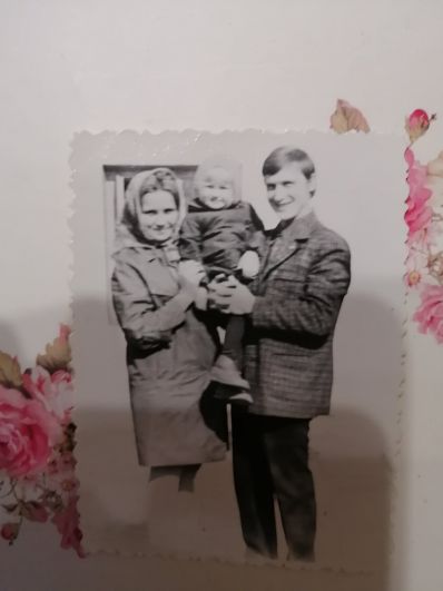 № 12. Моя мама Наташа Усиченко с мамой Надей и папой Колей, 1973 год.
