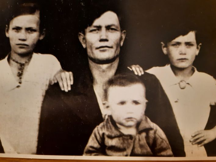 № 14. Карп Мальянов с детьми: Валей, Олей и сыном Сашей, 1937 год.