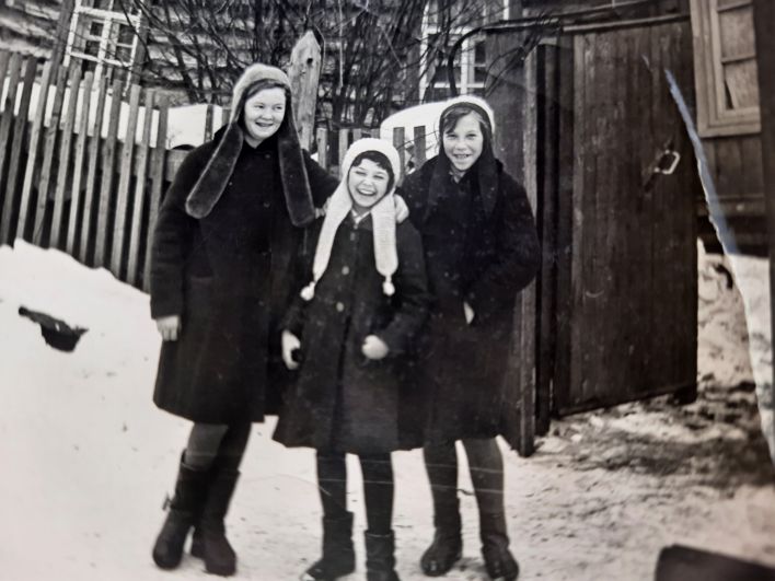 № 15. Наташа Дубровина с подружками Галей Жаровой и Надей Абьепаровой, Иркутск, улица Речная, 1965 год