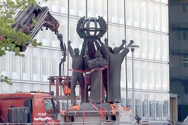 Снос памятника «Мир во всем мире» в Хельсинки.