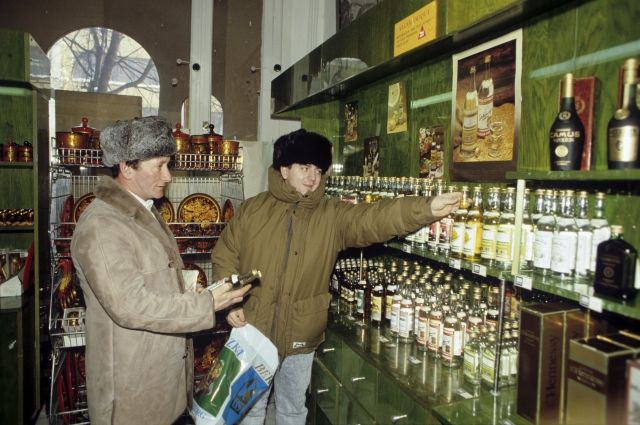 Американские туристы в валютном магазине «Березка» в Москве. 1988 г. 