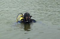 В Оренбурге водолазы АСС извлеки тело утонувшего на Сакмаре ребенка.