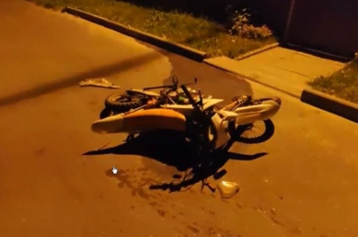KIA Sportage врезался в столб после столкновения с мотоциклом под Брянском