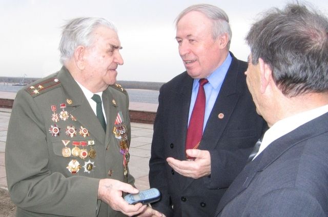 Иван Васильевич Морозов на снимке слева