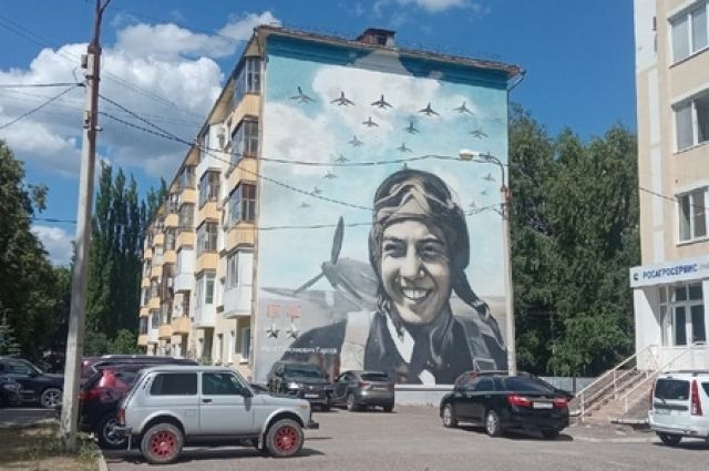 Огромный портрет лётчика Мусы Гареева.