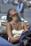 В 1988 году температура в Москве поднялась до 32,5 градуса (6 июня) и до 32,7 градуса (7 июня). На фотографии: женщина отдыхает в Измайловском парке.