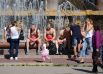 27 июня 2013 года температура в Москве поднялась до 32 градусов. На фотографии: отдыхающие у фонтана «Дружбы народов» на ВДНХ.
