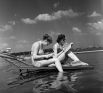 В июне 1954 года температура воздуха в столице поднялась до 33 градусов. На фотографии: отдыхающие на пляже в Серебряном бору в 1950-е годы.
