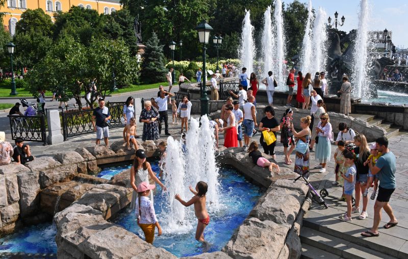 6 августа стало в Москве вторым самым жарким днём текущего лета после 11 июля, когда температура воздуха составила 32,8 градуса тепла. 6 августа 2022 года температура поднялась до плюс 31,7 градуса. На фотографии: люди у фонтана на Манежной площади в Москве.