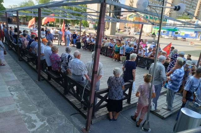 Жители Волгодонска пришли на Комсомольскую площадь обсудить монетизацию льгот.