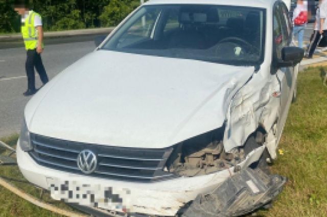 В результате дорожно-транспортного происшествия водитель легковушки получил травмы