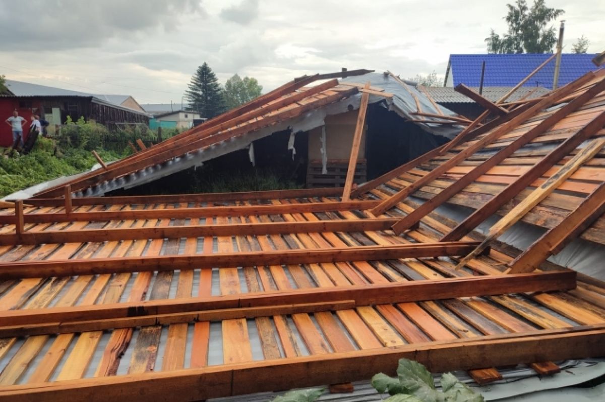 В Алейске сильный ветер сорвал крышу дома
