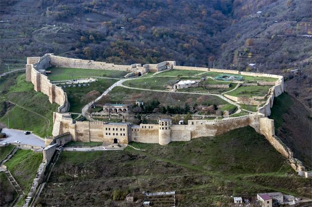 Крепость Нарын-Кала защищала город не только с суши. Часть стены уходила в глубины Каспия.