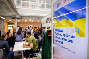 Участники ярмарки вакансий для украинских беженцев.