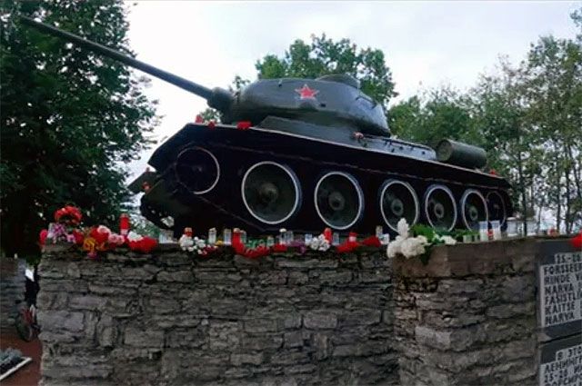 К памятнику Т-34 в Нарве сегодня несут цветы и рядом зажигают свечи.