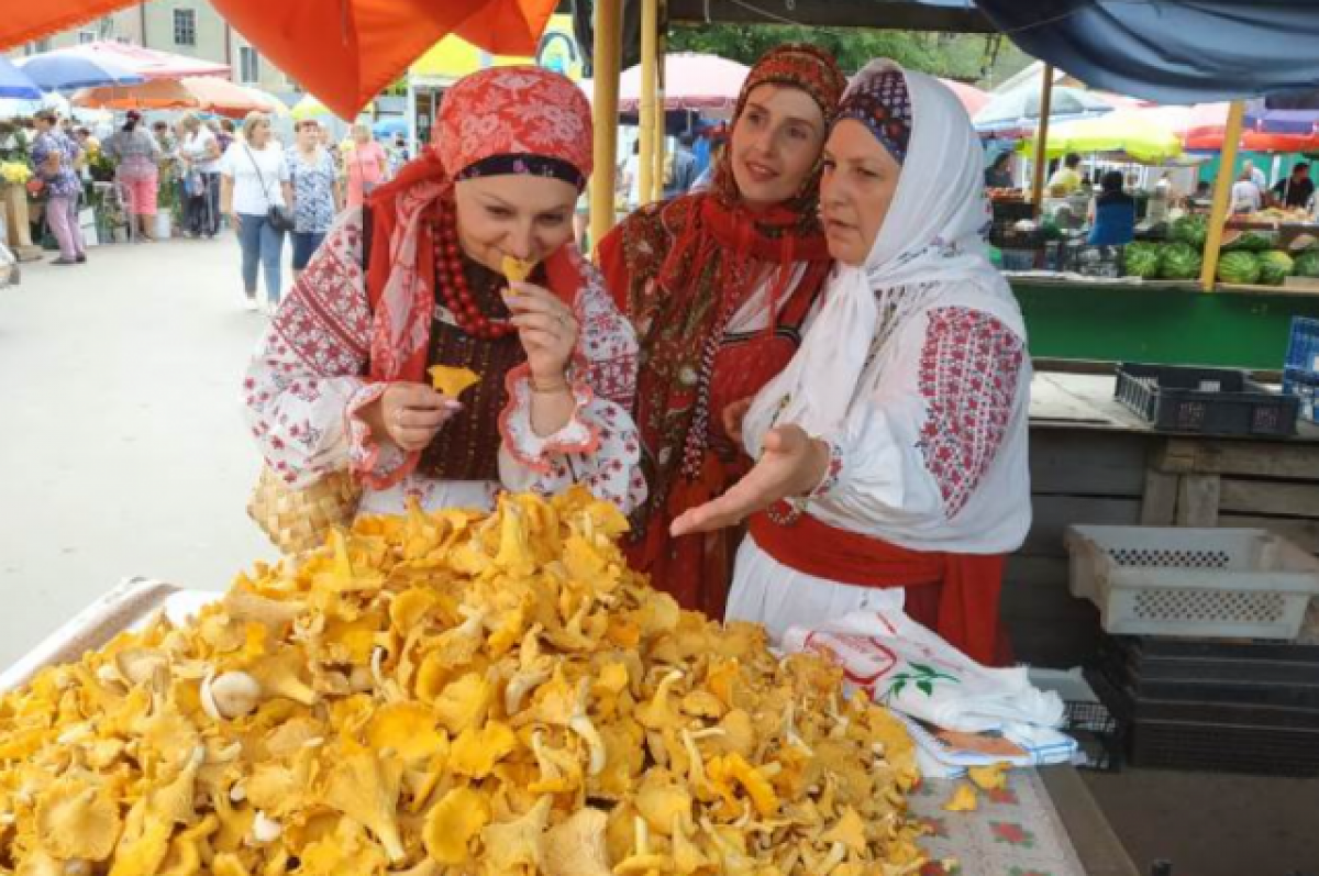 Три жительницы Брянска целый день провели в национальных костюмах