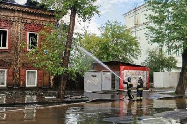 Пожарные спасают от огня дом-памятник XIX века в центре Иркутска.