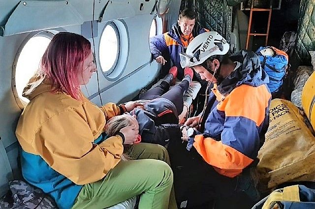 Туристку доставили на базу Байкальского поисково-спасательного отряда.
