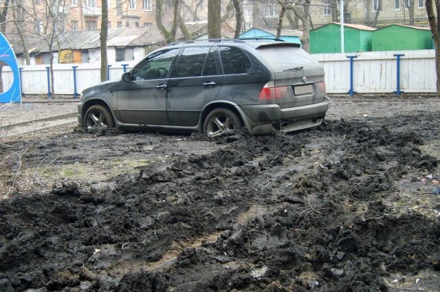 Припаркованные на газонах авто – один из основных факторов распространения грязи.