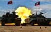Военнослужащие команды Лаоса во время пристрелки штатного вооружения танка Т-72Б3 на военном полигоне Алабино в Московской области