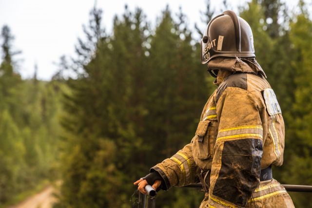 Югорские пожарные проводят работы по тушению пожаров 