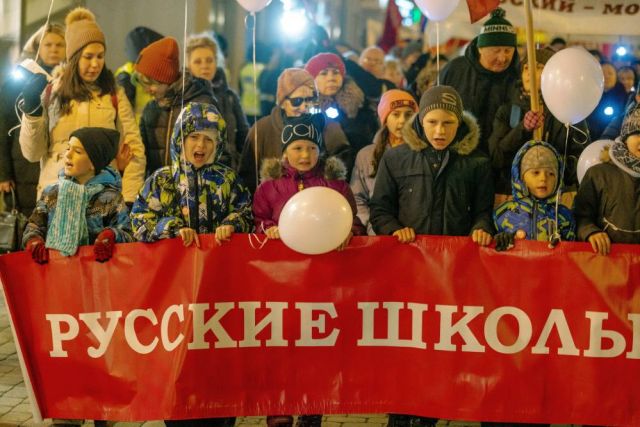 Русские люди в Риге (Латвия) участвуют в акции в защиту образования на русском языке. 05.12.2019