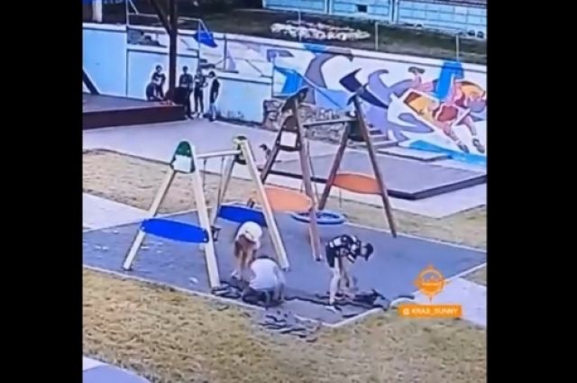 Подростки разорвали покрытие на одной из игровых площадок в микрорайоне Солнечный.