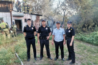 Полицейские Оренбурга вывели пятерых жильцов из горящего дома