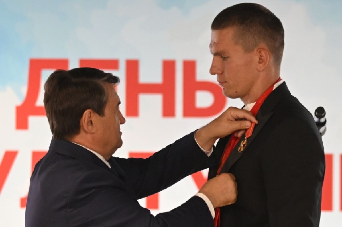 Олимпийским чемпионам Большунову и Щербаковой вручили госнаграды