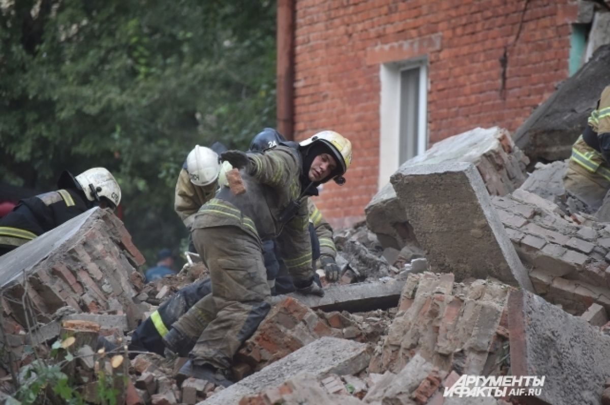 Омск обрушение дома 12 августа. Обвал здания в Омске. В Омске обрушилась стена. В Омске обрушился дом. Обрушение стены дома в офисе.