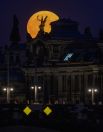 Суперлуние в Дрездене. Ночью 12 августа можно было наблюдать последнее суперлуние 2022 года. Луна была максимально близко от Земли — она выглядела на 30% ярче обычного и на 14% крупнее.