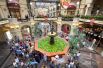 Арбузно-дынный фестиваль стартовал в московском ГУМе. В честь этого в знаменитом магазине фонтан заполнили арбузами и дынями.