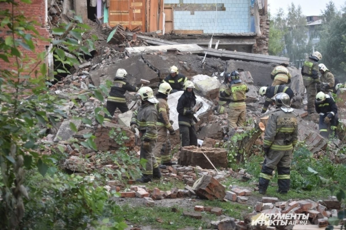 В Омске разобрали завал после обрушения стены жилого пятиэтажного дома