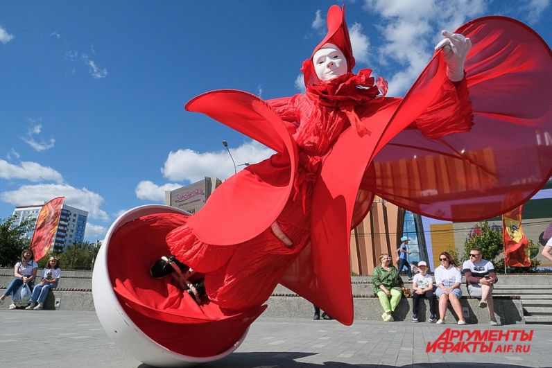 Международный фестиваль уличных театров «Флюгер» в Перми. 