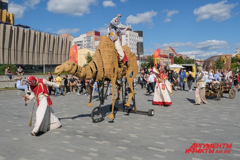 Международный фестиваль уличных театров «Флюгер» в Перми. 