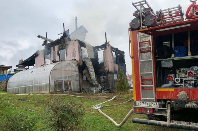 В деревне Жаровск произошел пожар, в котором погибли женщина и трое детей.