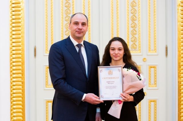 Паралимпийской чемпионке из Орска Виктории Ищиуловой вручили сертификат на жильё.